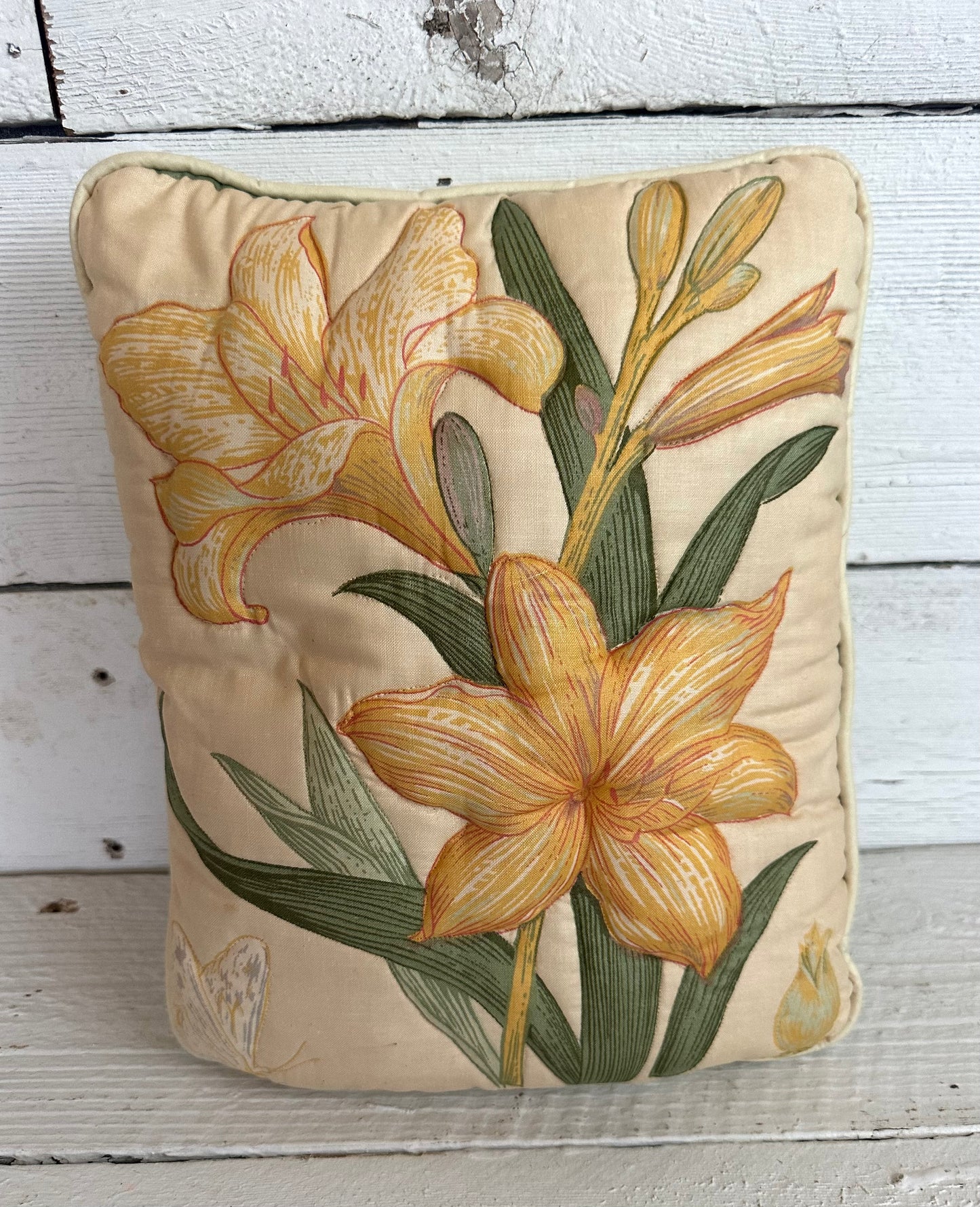 Vtg Daffodil Pillow